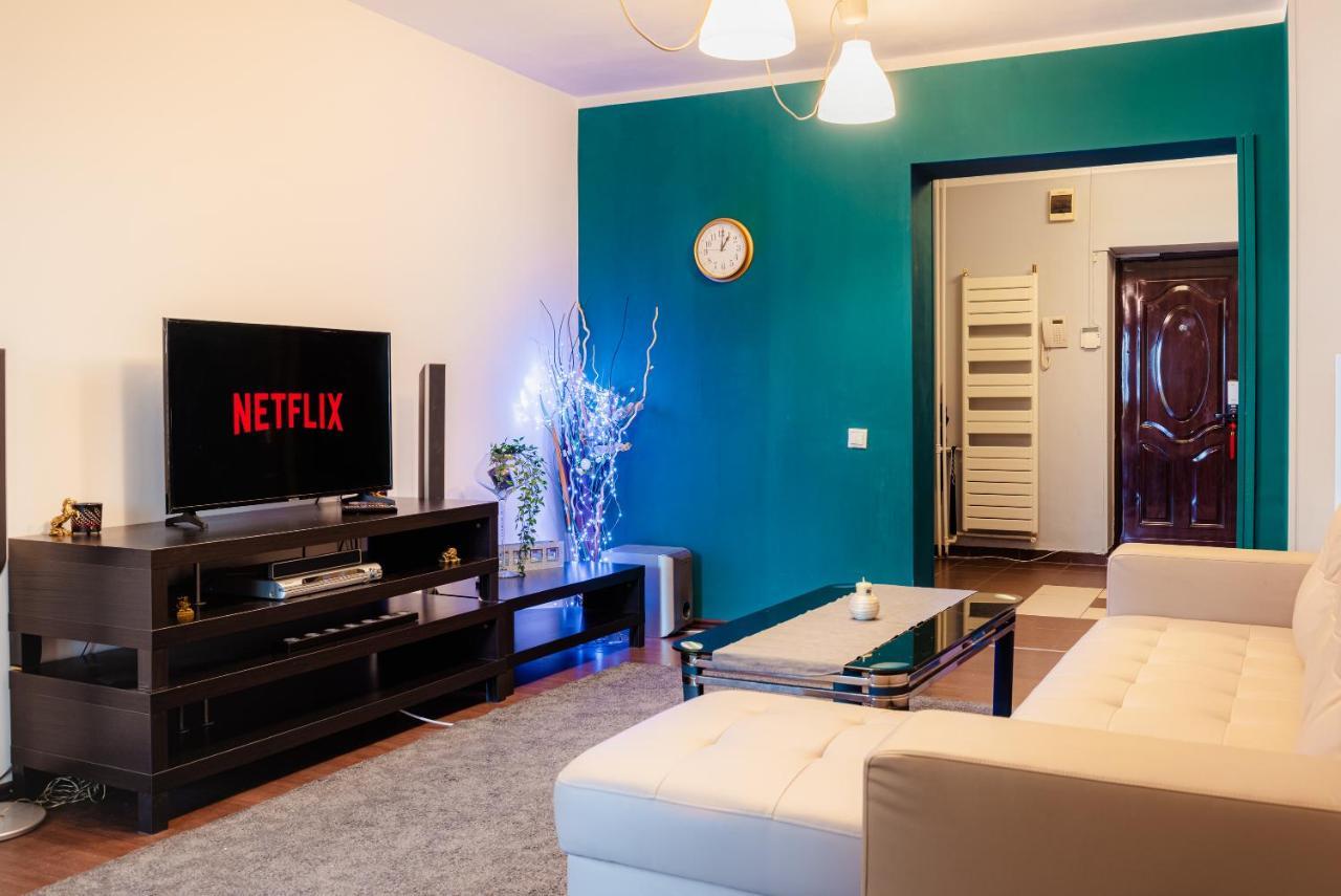Comfy Apartment With Private Parking And Netflix Bucharest Exterior photo